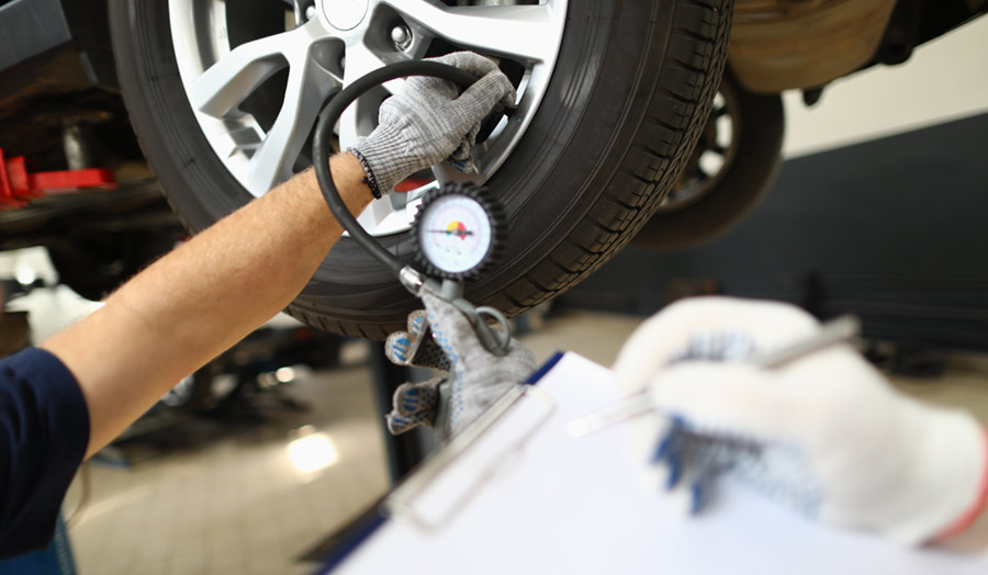 Servis Praha 4 šikovný mechanik dofoukává kolo 